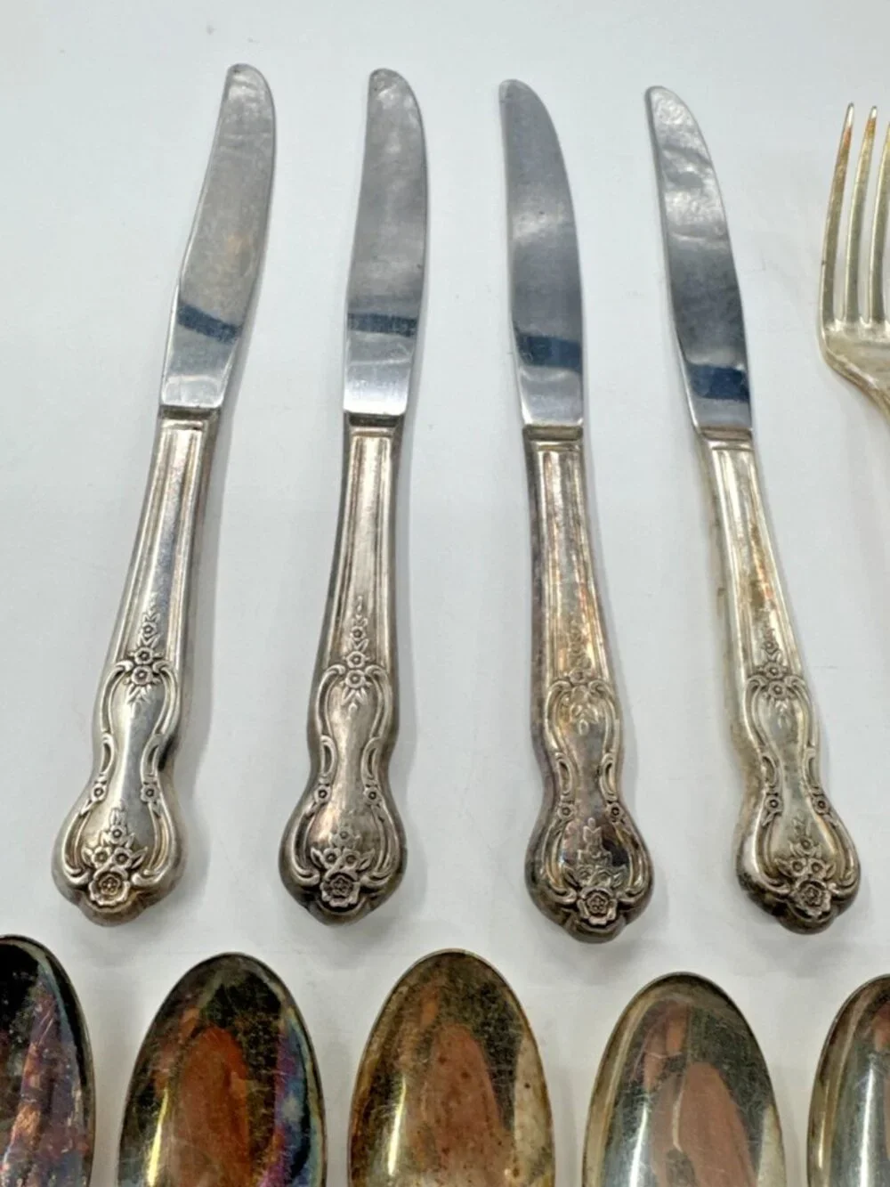 Wm Rogers Magnolia 18 PC Knives Spoons Forks Extra Plate Silverplated 1951 VTG
